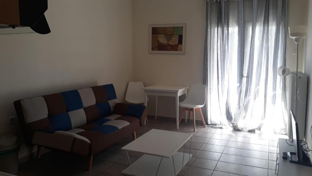 Central Apartments Eretria Apartamento